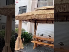 Pavillion de paillettes dans la cour extérieure