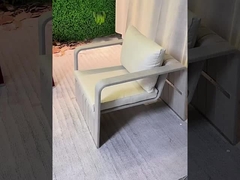 Un jardin en aluminium tissé et des meubles.
