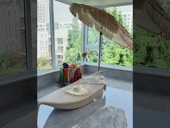 La chaise de loisirs est un lit en rotin.